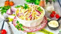 Салат з кальмарами яйцем і цибулею