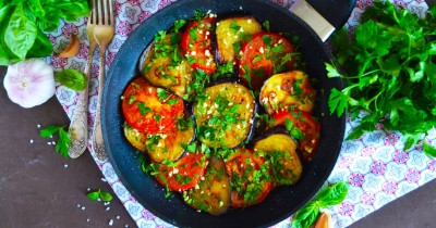 Баклажаны кружочками на сковороде с чесноком помидорами