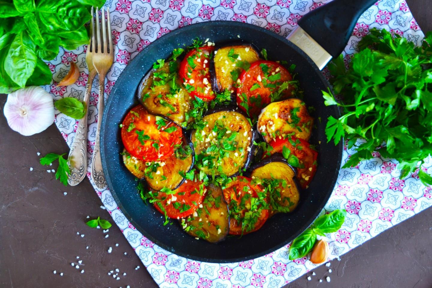 Рецепт приготовления вкусных баклажанов на сковороде с чесноком и помидорами
