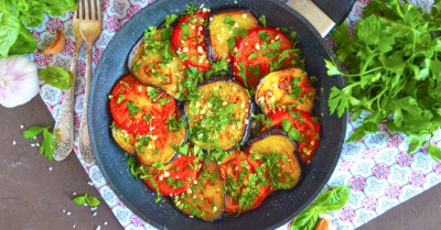 Баклажаны кружочками на сковороде с чесноком жареные