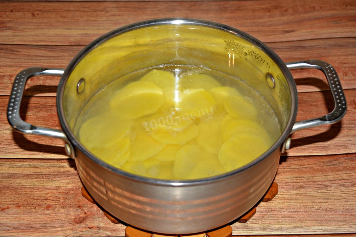 В кипящую воду опустить картофель. Лук в кипящем масле. Как выглядит до кипения вода с картошкой. Тесто в кипящей воде.