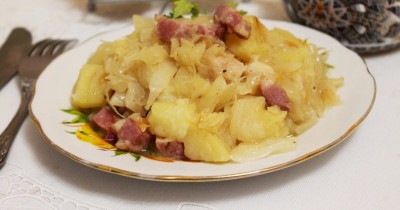 Картошка с квашенкой, грудинкой и луком на сковороде