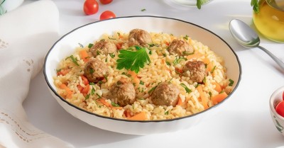 Фрикадельки с рисом на сковороде