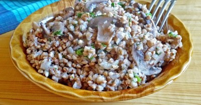 Гречка на гарнир с луком, зеленью и шампиньонами