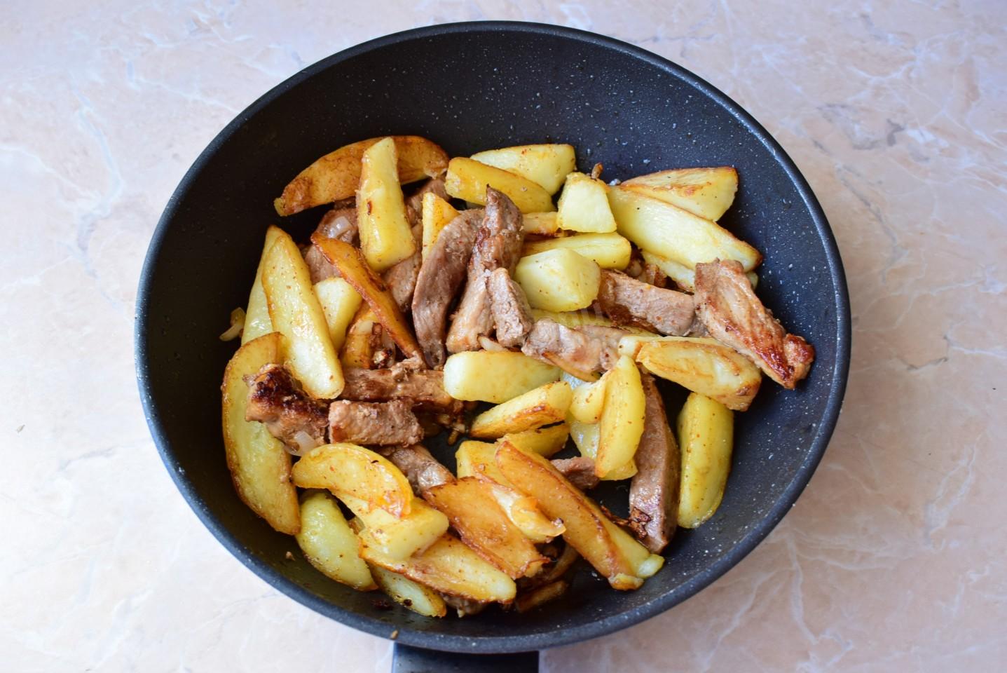 Картошка с мясом жареная: лучший рецепт приготовления