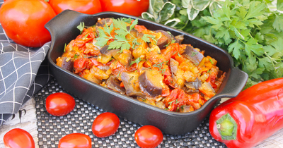 Тушеные овощи  Баклажаны с перцем и помидорами