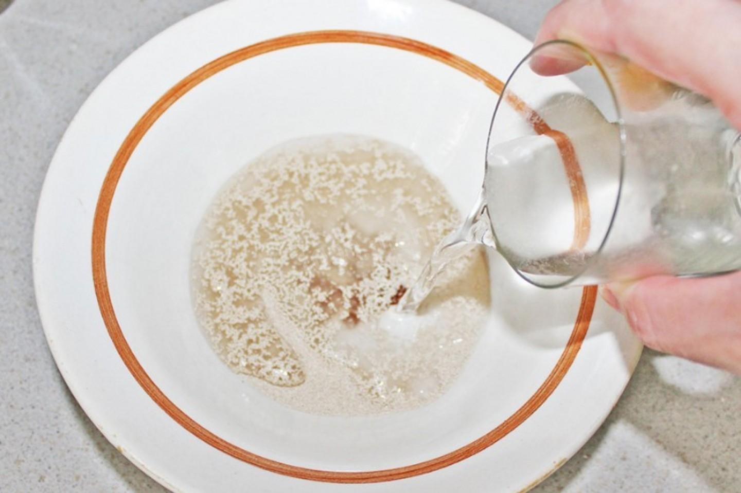 Опыт с дрожжами сахаром и водой. Залить дрожжи молоком. Соль и сахар перемешана. Что будет если залить воду дрожжами и оставить.