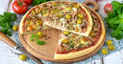 Пицца с консервированным тунцом