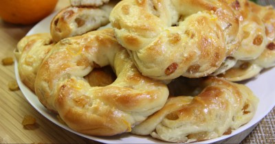 Булочки с изюмом и белой глазурью