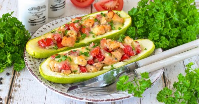 Лодочки из кабачков с курицей и помидорами в духовке