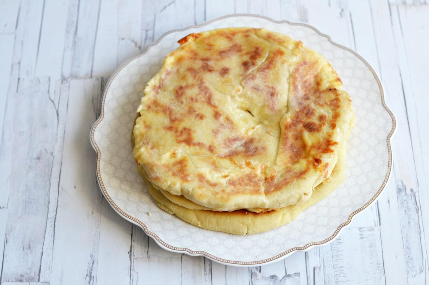 Хачапури на сковороде рецепт быстрый с сыром. Хачапури по адыгейски. Хачапури с адыгейским сыром. Хачапури 2 сыра. Адыгейский сыр в хачапури.