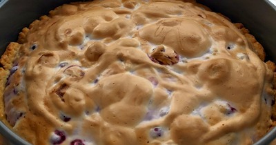 Песочный пирог со смородиной и кремом