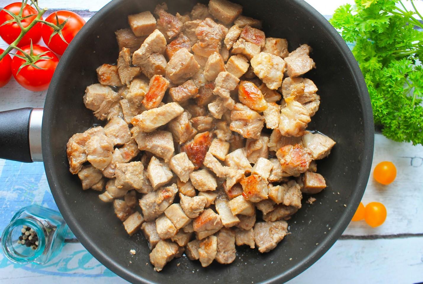 Вкусно приготовить свинину на сковороде кусочками сочную. Мясо с луком и морковью на сковороде. Свинина на сковороде с луком и морковью. Мясное рагу Геншин. Кубики свинины на сковороде с морковкой.