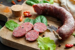 Колбаски из говядины рецепт. domashnyaya kolbasa iz govyadiny 1611818168 14 min. Колбаски из говядины рецепт фото. Колбаски из говядины рецепт-domashnyaya kolbasa iz govyadiny 1611818168 14 min. картинка Колбаски из говядины рецепт. картинка domashnyaya kolbasa iz govyadiny 1611818168 14 min. Для приготовления домашней колбасы из говядины следует выбрать хорошие куски с небольшим количеством жира. Лучшая колбаска получается из шеи, но можно взять и другие части. Однако надо помнить, что если вы взяли кусок от ноги, то блюдо получится очень сухим, жестким и довольно грубым. Чтобы сделать колбасу из окорока более нежной и сочной, к говядине надо добавить немного свинины, лучше жирной.