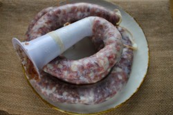 Колбаски из говядины рецепт. domashnyaya kolbasa iz govyadiny 1611818168 15 min. Колбаски из говядины рецепт фото. Колбаски из говядины рецепт-domashnyaya kolbasa iz govyadiny 1611818168 15 min. картинка Колбаски из говядины рецепт. картинка domashnyaya kolbasa iz govyadiny 1611818168 15 min. Для приготовления домашней колбасы из говядины следует выбрать хорошие куски с небольшим количеством жира. Лучшая колбаска получается из шеи, но можно взять и другие части. Однако надо помнить, что если вы взяли кусок от ноги, то блюдо получится очень сухим, жестким и довольно грубым. Чтобы сделать колбасу из окорока более нежной и сочной, к говядине надо добавить немного свинины, лучше жирной.