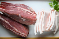 Колбаски из говядины рецепт. domashnyaya kolbasa iz govyadiny 1611818168 1 min. Колбаски из говядины рецепт фото. Колбаски из говядины рецепт-domashnyaya kolbasa iz govyadiny 1611818168 1 min. картинка Колбаски из говядины рецепт. картинка domashnyaya kolbasa iz govyadiny 1611818168 1 min. Для приготовления домашней колбасы из говядины следует выбрать хорошие куски с небольшим количеством жира. Лучшая колбаска получается из шеи, но можно взять и другие части. Однако надо помнить, что если вы взяли кусок от ноги, то блюдо получится очень сухим, жестким и довольно грубым. Чтобы сделать колбасу из окорока более нежной и сочной, к говядине надо добавить немного свинины, лучше жирной.