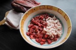 Колбаски из говядины рецепт. domashnyaya kolbasa iz govyadiny 1611818168 2 min. Колбаски из говядины рецепт фото. Колбаски из говядины рецепт-domashnyaya kolbasa iz govyadiny 1611818168 2 min. картинка Колбаски из говядины рецепт. картинка domashnyaya kolbasa iz govyadiny 1611818168 2 min. Для приготовления домашней колбасы из говядины следует выбрать хорошие куски с небольшим количеством жира. Лучшая колбаска получается из шеи, но можно взять и другие части. Однако надо помнить, что если вы взяли кусок от ноги, то блюдо получится очень сухим, жестким и довольно грубым. Чтобы сделать колбасу из окорока более нежной и сочной, к говядине надо добавить немного свинины, лучше жирной.