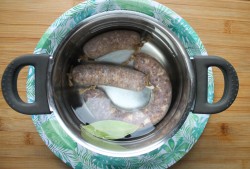 Колбаски из говядины рецепт. domashnyaya kolbasa iz govyadiny 1611818168 4 min. Колбаски из говядины рецепт фото. Колбаски из говядины рецепт-domashnyaya kolbasa iz govyadiny 1611818168 4 min. картинка Колбаски из говядины рецепт. картинка domashnyaya kolbasa iz govyadiny 1611818168 4 min. Для приготовления домашней колбасы из говядины следует выбрать хорошие куски с небольшим количеством жира. Лучшая колбаска получается из шеи, но можно взять и другие части. Однако надо помнить, что если вы взяли кусок от ноги, то блюдо получится очень сухим, жестким и довольно грубым. Чтобы сделать колбасу из окорока более нежной и сочной, к говядине надо добавить немного свинины, лучше жирной.