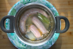 Колбаски из говядины рецепт. domashnyaya kolbasa iz govyadiny 1611818168 5 min. Колбаски из говядины рецепт фото. Колбаски из говядины рецепт-domashnyaya kolbasa iz govyadiny 1611818168 5 min. картинка Колбаски из говядины рецепт. картинка domashnyaya kolbasa iz govyadiny 1611818168 5 min. Для приготовления домашней колбасы из говядины следует выбрать хорошие куски с небольшим количеством жира. Лучшая колбаска получается из шеи, но можно взять и другие части. Однако надо помнить, что если вы взяли кусок от ноги, то блюдо получится очень сухим, жестким и довольно грубым. Чтобы сделать колбасу из окорока более нежной и сочной, к говядине надо добавить немного свинины, лучше жирной.