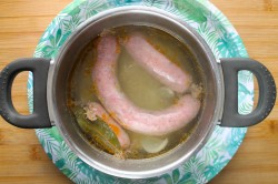 Колбаски из говядины рецепт. domashnyaya kolbasa iz govyadiny 1611818168 6 min. Колбаски из говядины рецепт фото. Колбаски из говядины рецепт-domashnyaya kolbasa iz govyadiny 1611818168 6 min. картинка Колбаски из говядины рецепт. картинка domashnyaya kolbasa iz govyadiny 1611818168 6 min. Для приготовления домашней колбасы из говядины следует выбрать хорошие куски с небольшим количеством жира. Лучшая колбаска получается из шеи, но можно взять и другие части. Однако надо помнить, что если вы взяли кусок от ноги, то блюдо получится очень сухим, жестким и довольно грубым. Чтобы сделать колбасу из окорока более нежной и сочной, к говядине надо добавить немного свинины, лучше жирной.