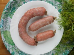 Колбаски из говядины рецепт. domashnyaya kolbasa iz govyadiny 1611818168 7 min. Колбаски из говядины рецепт фото. Колбаски из говядины рецепт-domashnyaya kolbasa iz govyadiny 1611818168 7 min. картинка Колбаски из говядины рецепт. картинка domashnyaya kolbasa iz govyadiny 1611818168 7 min. Для приготовления домашней колбасы из говядины следует выбрать хорошие куски с небольшим количеством жира. Лучшая колбаска получается из шеи, но можно взять и другие части. Однако надо помнить, что если вы взяли кусок от ноги, то блюдо получится очень сухим, жестким и довольно грубым. Чтобы сделать колбасу из окорока более нежной и сочной, к говядине надо добавить немного свинины, лучше жирной.
