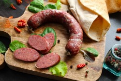 Колбаски из говядины рецепт. domashnyaya kolbasa iz govyadiny 1611818168 8 min. Колбаски из говядины рецепт фото. Колбаски из говядины рецепт-domashnyaya kolbasa iz govyadiny 1611818168 8 min. картинка Колбаски из говядины рецепт. картинка domashnyaya kolbasa iz govyadiny 1611818168 8 min. Для приготовления домашней колбасы из говядины следует выбрать хорошие куски с небольшим количеством жира. Лучшая колбаска получается из шеи, но можно взять и другие части. Однако надо помнить, что если вы взяли кусок от ноги, то блюдо получится очень сухим, жестким и довольно грубым. Чтобы сделать колбасу из окорока более нежной и сочной, к говядине надо добавить немного свинины, лучше жирной.