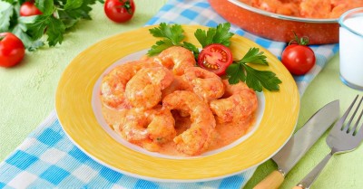 Креветки на сковороде в сливочном соусе