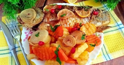 Карась запеченный с картошкой в духовке с майонезом