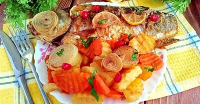 Карась запеченный с картошкой в духовке с майонезом