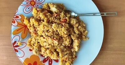 кукурузная каша с курицей и яйцом