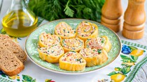 Рулети з крабовими паличками майонезом сиром і часником