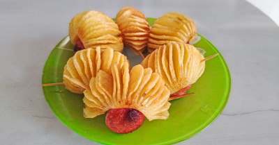 Картошка гармошка с сосисками во фритюре