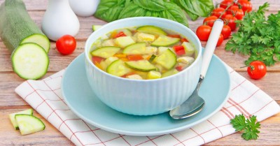 Лёгкий овощной суп с кабачками и курицей
