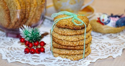 Хрустящее песочное печенье с кунжутом новогоднее 2022