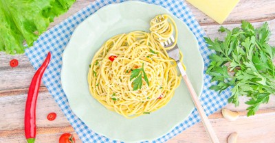 Паста алио олио с чесноком и сыром