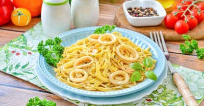 Макароны с кальмарами в сливочном соусе