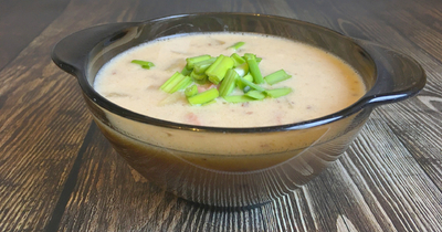 Картофельный суп с ветчиной, мягким сыром на курином бульоне