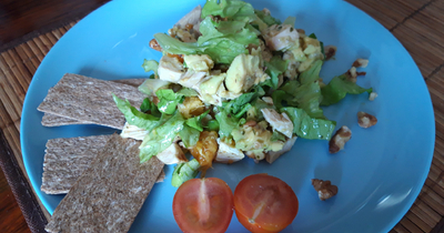 Салат с авокадо, мандарином и курицей