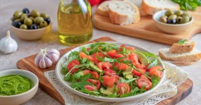 Салат с авокадо и красной рыбой