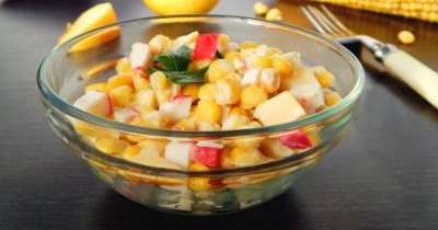 Салат крабовые палочки с яблоком и кукурузой