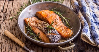 Стейк лосося на кунжутном масле с дижонской горчицей