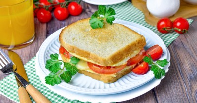 Сэндвич с яйцом и сыром на сковороде горячий бутерброд