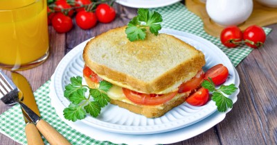 Сэндвич с яйцом и сыром на сковороде