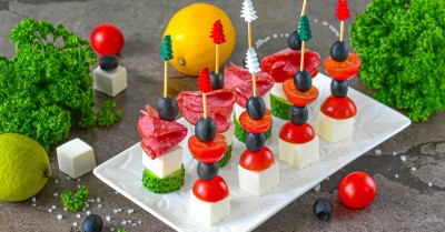 Канапе с маслинами и сыром на шпажках