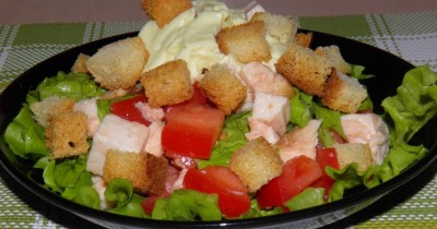 Салат с курицей, помидорами, сухариками и домашним майонезом