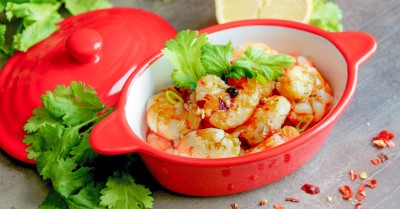 Жаренные креветки с чесноком на сковороде