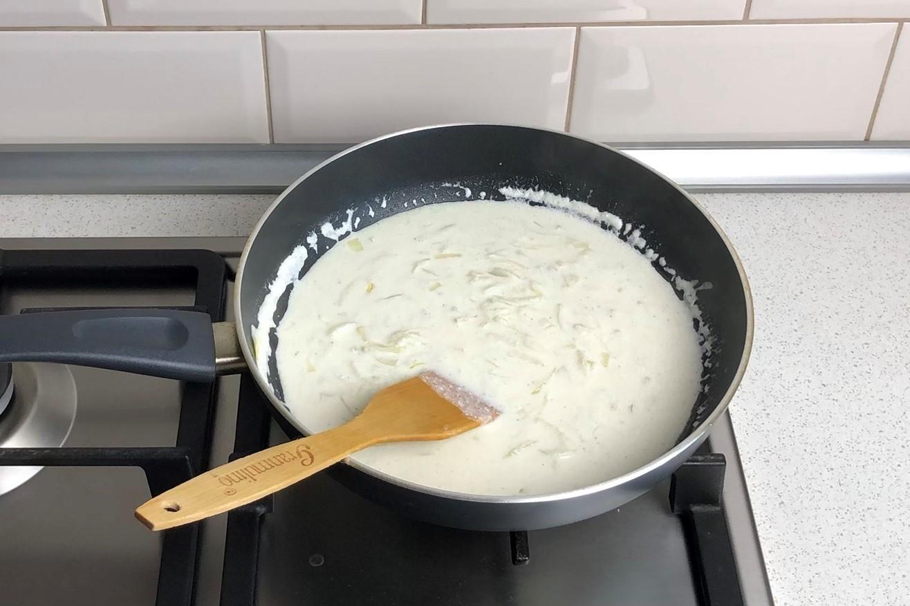 Кипят добавить. Сметанный соус на сковороде. Вливаем сливки в сковороду. Рис в сметанном соусе на сковороде. Сметанный подлив с рисом.