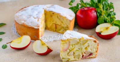 Шарлотка классическая с яблоками в духовке пышная