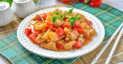 Курица с ананасами в кисло сладком соусе