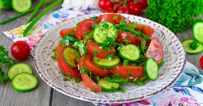 Салат из огурцов и помидоров с зеленью